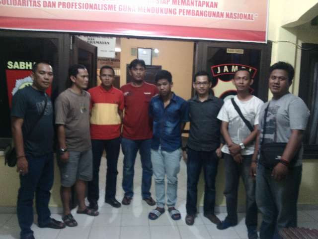 Pelaku (celana jeans putih) saat diamankan pihak kepolisian